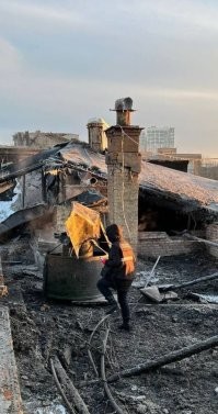 Конечно есть. Выглядит примерно как на первой картинке. С разными вариациями, но всегда выше уровня кровли. Теоретически можно конечно воткнуть туда брандсбойт и шарашить, пока до первого этажа всё не зальёт...
На второй фотке, кстати, трубы вытяжной вентиляции в пострадавшем доме.