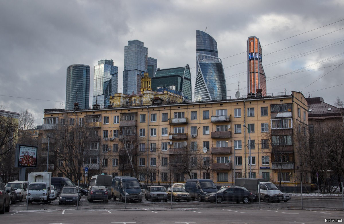 Contrast city. Москва Сити и пятиэтажки контраст. Контраст Москва Сити и хрущевки. Москва Сити и 5 этажки. Москва Сити пятиэтажки рядом.