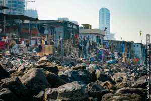 Ни разу не были туристом? 
В любой практически стране, в нашей в том числе, туристические места отмыты, покрашены и припудрены. А шаг влево/вправо - грязь, тлен и нищета. 
Вашему вниманию Филлиппины, Индия, Китай, Россия...