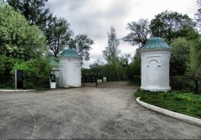 И слава богу что не пикасо и тем более малевич.  Замечательные картины у него.  Увидел что то знакомое, поморщил лоб, почесал лысину, погуглил и нашел. Башенки в Ясную Поляну до сих пор стоят