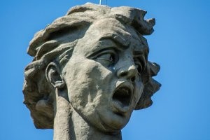 Я с детства помню Мать-Родину. Туда ходили раз в год в обязательном порядке и иногда просто погулять. Я относился к статуе ровно - часть моего пейзажа. Приехал маленький мальчик, сын друга, конечно повел на Мамаев Курган. И семилетний мальчик сказал - Какая она страшная!
Я опешил, а после стал думать - мальчик-то не глуп. С другой стороны она она может и задумывалась такой, страшной и красивой?