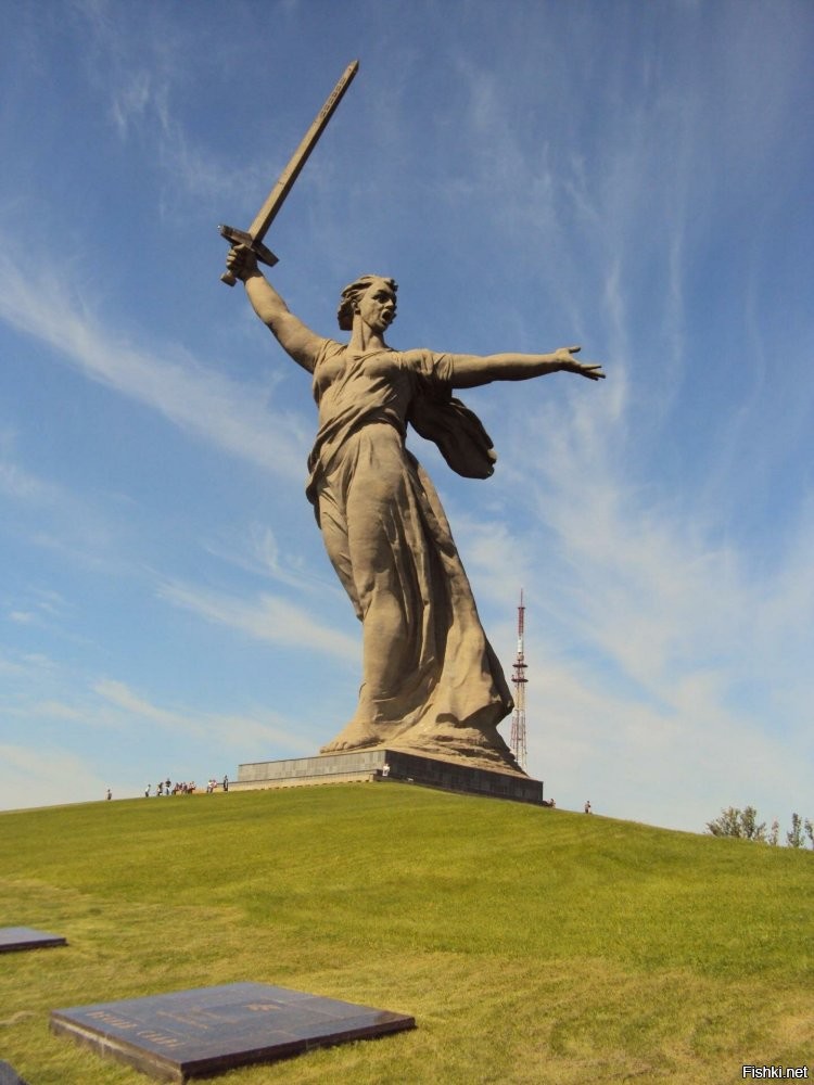 В Госдуме назвали идиотом активиста, предложившего "одеть" монумент "Родина-мать"