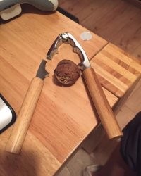 Это не "крепкий орешек", это орехокол - гавно из силумина.