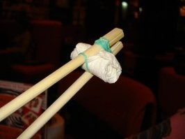 В чём проблемы? Роллы действительно удобней есть палочками. Вилкой они разваливаются и неудобно макать в соус. В ресторане надо просто попросить официанта принести "учебные", это нормально, а дома их несложно сделать самому.