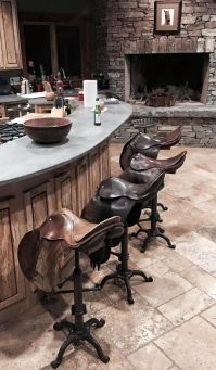 Ничто нас не сможет вышибить из седла...
Но если мы падаем, то никогда не расстаёмся с седлом.