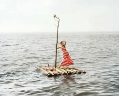 "На маленьком плоту, сквозь бури, дождь и грозы Взяв только сны и грёзы и детскую мечту... "
Главное это крепко держать свою мечту