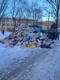 Минусаторам - вот как живут люди в 10 км от мкад.
Очередь на маршрутку, которых нет, через жопу вывозящийся мусор, и типичный подъезд в балахе. Не буду выкладывать нечищенные дороги и колеи, заваленные снегом тротуары...
До кучи всем сомневающимся - почитайте чат Юрова (мэра Балашихи) в телеге. Там такого "добра" выше крыши, но администрации пофиг, даже в преддверии выборов