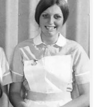 Сразу понятно, что это женские часы. 

Мужчине неудобно смотреть на висящий на его груди циферблат, угол слишком острый.