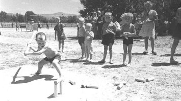 Я помню играл в лапту, в городки, в чижа. Ну а стройки и теплотрассы были все излазены и обследованы в радиусе 5 км от дома