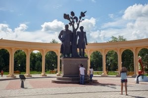 "Надобно иметь большое мужество, чтоб высказывать громко вещи, потихоньку известные каждому" (с)
Было бы очень интересно послушать люмпенов, что смеют спорить с Асланом, по поводу памятника Абаю Кунанбаеву, величайшему казахскому культурному и литературному деятелю. Гляди-ка, там и дядька какой-то кучерявый рядом с ним пристроился на постаменте...