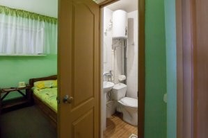 подобные санузлы встречаются в придорожных гостиницах . над дверью есть непромокаемая штора а все туалетные принадлежности убираются в шкафчик. экономия места просто . например гостиница "у моста" между Воткинском и Ижевском , последняя в Банкоке