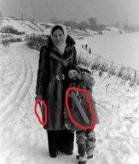 Был такой. Красный, с белой гардой. И щит к нему, тоже красный. И шлем.