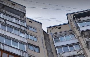В мои семь лет мы на спор, почти каждый день на каникулах, от нечего делать прыгали с трёхметровой стены стадиона вниз на траву. Прыгать вместе со всеми я перестал после того как у меня от этих прыжков начало ломить колени ... а остальные так и продолжали.
А несколькими годами раньше, мы носились по крышам панельных многоэтажек и перепрыгивали там через стыки между корпусами домов, где между ними было расстояние метра два, и внизу все двенадцать этажей полёта ... т.е. буквально, чуть оступился во время прыжка и всё, полёт обеспечен ... но действительно, как-то пронесло, выжили ... 

А стык где мы прыгали туда-сюда, был конкретно вот этот: