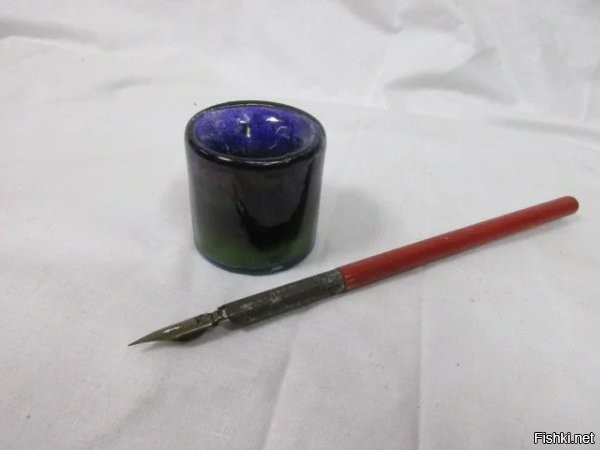 Советский пенал выглядел вот так:

И вот так ручка и чернильница-непроливайка...

А на Вашем фото уже извращенные навороты...