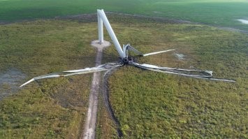 Взгляните, как везут громадную лопасть ветрогенератора через город