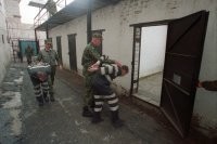 Выход из камеры на прогулку, прогулка, возврат с прогулки. ТОЛЬКО ТАК чтобы жил!!!

Чтобы умер там же в этих стенах! Чтобы никто и никогда не узнал о его могиле, где будет стоять просто кодовый номер. Чтобы никогда не увидел своих родных.

Это похлеще смертной гуманной, избавляющей от страданий, казни!!!!!!!!!!!!!!