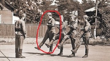 Упитанный парниша, судя по ремню и пилотке, за год службы уже перевалил.