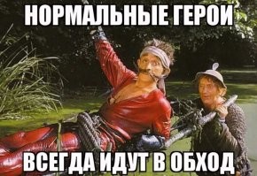 Монах поднимается по крутому склону без страховки