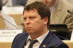 Какой орлиный взгляд.Политическая воля чувствуется даже через фото.Одно не понятно,каким образом у них хуня изо рта вылезает.