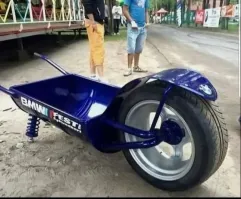 Это сконструировал тот, кто никогда не катал тачку. Колесо должно быть под корытом примерно по центру, иначе весь вес придётся на руки. Ах, да, это же для красоты.