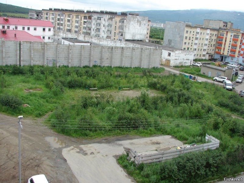 ну Магадан 100% нет!!!  это все стереотипы о Колыме)))  ну нет там уже зон тех масштабов)) есть 2 зоны и СИЗО  которые расчитаны на местное население!  все остальные зоны закрыты давно!  ну как то дорого зека туда везти самолетами))  раньше зеков везли на параходах, в трюмах! кто не дожил тот не дожил!!!  а теперь права человека и прочее бла бла)))  поэтому в Магаданской области нет больше зон!  а раньше да  было и не мало)) у меня окна прямо на СИЗО выходили))) за 10 метровым забором с красной крышей и есть сизо))