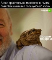 Скорее она душит, чем есть зовёт... Жаба как-никак.