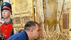 Ну,как бы,всем городом одну доску целовать - тоже не сильно гигиенично. 
Если бы разрешили,так и части сушеных  трупов целовали бы..