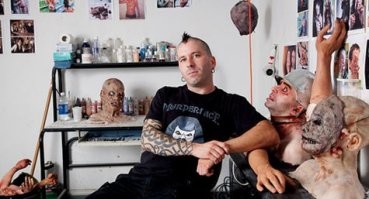 Кадр справа из кина Внутренняя развращенность (2005)
Реми Кутюр специалист по эффектам.