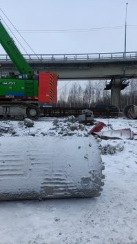 В Пермском крае товарный поезд протаранил заглохший на переезде грузовик