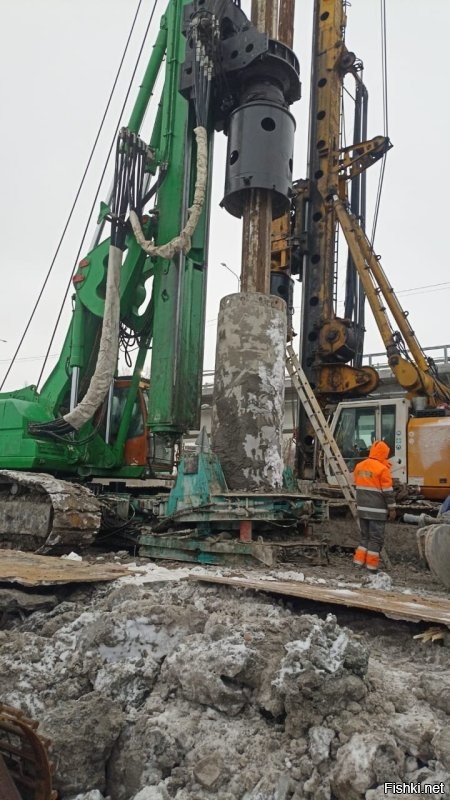 В Пермском крае товарный поезд протаранил заглохший на переезде грузовик