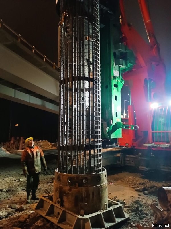 В Пермском крае товарный поезд протаранил заглохший на переезде грузовик