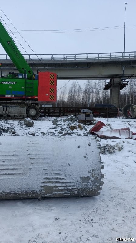 В Пермском крае товарный поезд протаранил заглохший на переезде грузовик