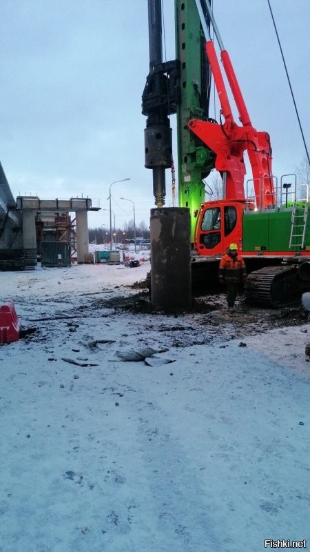 В Пермском крае товарный поезд протаранил заглохший на переезде грузовик