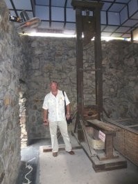 Вьетнам 150 лет был колонией Франции. И эта штука пользовалась там большим спросом.  Потом была война между северным и южным Вьетнамом с участием США. И опять она была при деле. Конкретно эта находится в тюрьме Сайгона. Поработала она под управлением американцев на славу. Теперь на покое. В тюрьму туристов водят.