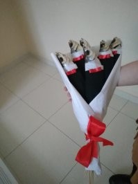 На работе коллеге подарили такой вот букет. Симпатично и с пользой.