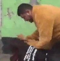 Так, чёта я не вкурил, абсолютно разные видосы, на первом - две тётки вышли с первого этажа, медведь бошку не снимал! На втором - торговка одна, спустилась со второго этажа и мишка голову оголил!