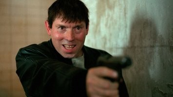 это тот парикмахер, что всем стрижки в "жмурки" делал? не?