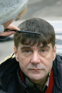это тот парикмахер, что всем стрижки в "жмурки" делал? не?