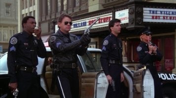 Полицейские обстреляли свой автомобиль из-за упавшего на крышу жёлудя