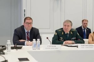 Ну и рожи.....  Поросят шестимесячных об эти хари можно смело убивать - не треснут они... Я имею ввиду рожи.