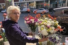 Угу.. Вы ещё покажите мне документы на торговлю цветами  от бабушек и частников с теплицами. Они от официальных документов шарахаются как черт от ладана. Просто платят черным налом дворникам,электрикам,мусоровозам,(и ментам,ага)..