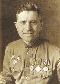 Бывает, только вот мамку с папкой зря ты поносишь. Сам понимаешь дед Зеленского тоже не знал что сын и внук мразями уродятся. Он не виноват. А так может и гондон надел бы.... Даже у меченой шлюхи был отец, вот фото, а сын развалил то за что сражался его отец.