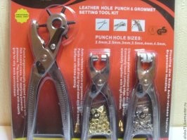 Это пробойник, этим изделием делают ОТВЕРСТИЯ. (слева)
В отверстия потом можно вставить клёпку, которая фиксируется заклёпочником.
Заклёпочник немного другое приспособление. (по середине и справа)
На фото и то и другое, отличие существенны