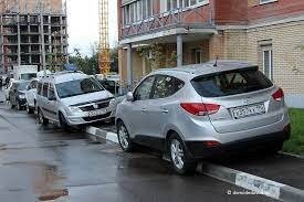 Угу. А ещё и то,и другое служит для разделения зон "дорога\тротуар\газон"..