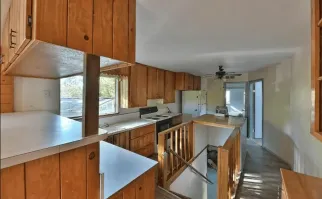 Над лестницей не разделочная доска. Нормальный доступ и к духовке и к холодильнику.