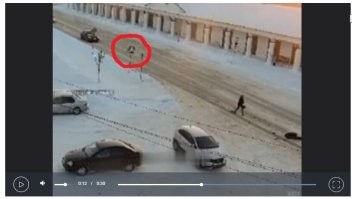 По-моему, это "Пешеходный переход". И виден очень отчётливо. Нет?
И никакого "лежачего полицейского", судя по движению всего транспорта, там нет.