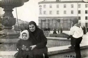 люди вроде тепло одеты , а пионер в рубахе ,  по мобиле болтает