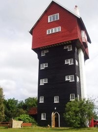 Старая водонапорная башня, очевидно же...  Неплохое жильё, детская мечта просто.