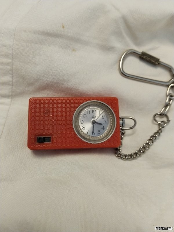 А у меня вот такой брелок-будильник. Сами часы механические, звонок от батарейки, маленькая батарея, как в кварцевых часах. Покупал в 1987 году, цена 12 рублей.
