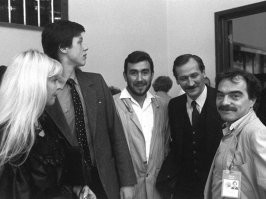 Нина Шацкая с сыном, Евгений Цымбал, Леонид Филатов и Александр Адабашьян, 1987 год.
***********************
Автор! Женщина очень похожа на Ирину Мирошниченко. Вы не ошиблись?